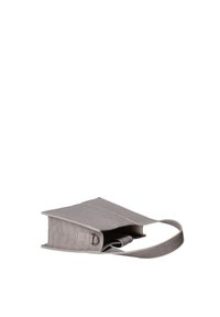 Borsa a mano grigia chiara con stampa a coccodrillo, base piatta, tracolla sottile e apertura superiore, caratterizzata da un design minimalista e senza hardware visibile.