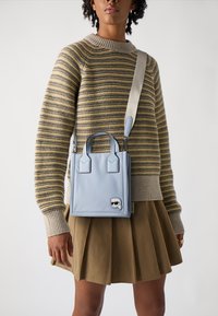 KARL LAGERFELD - IKON SQUARE TOTE - Bolso de mano - kentucky blue Imagen en miniatura 1