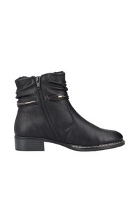 Bottine noire à cheville avec fermeture éclair latérale, talon bas empilé, semelle cousue et détail en cuir froncé autour du col avec des accents métalliques.