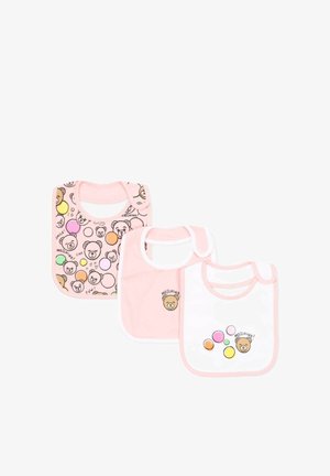 Tre bavaglini per neonati con bordo rosa, decorati con volti di orsetti e pois colorati, disposti fianco a fianco su uno sfondo bianco.