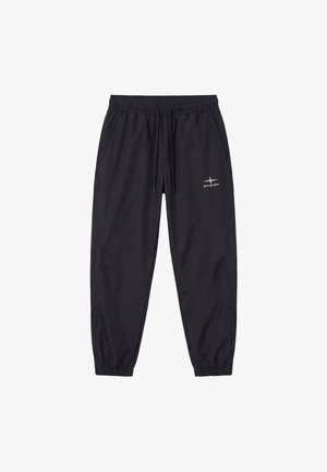 Pantaloni jogger neri a gamba affusolata con vita e polsini elasticizzati, coulisse, tasche laterali e piccolo logo bianco "pxp" sulla coscia sinistra.