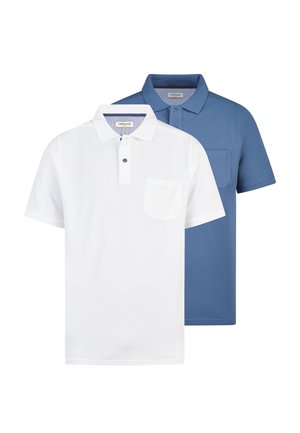 Zwei kurzärmlige Poloshirts, eines weiß und eines blau, jeweils mit einer Brusttasche und einer mit Knöpfen versehenen Knopfleiste, frontal auf weißem Hintergrund dargestellt.