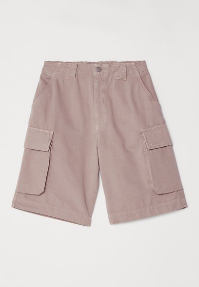 Shorts cargos en mauve clair, en coton. Comprend deux grandes poches latérales, des passants de ceinture et une fermeture à bouton, avec une coupe droite.