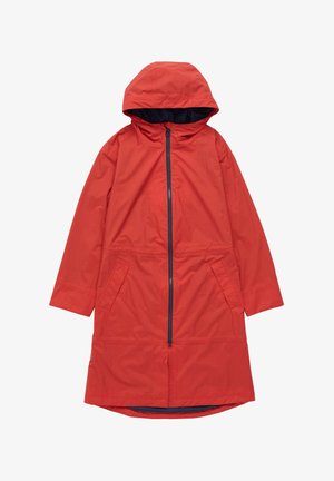 Rød hætte-regnfrakke med lynlås foran, to sidelommer og mørkeblåt foer. Lavet af letvægts, vandafvisende materiale.