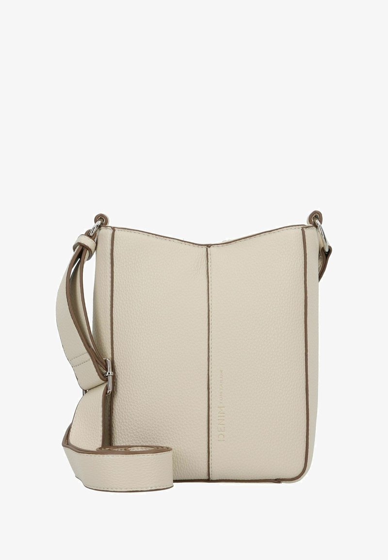 Borsa a tracolla in pelle color crema con finitura testurizzata, bordi marroni, una cintura sottile regolabile e un design minimalista.