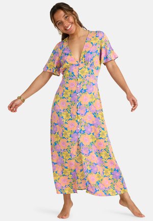 Bloemenmaxi-jurk met een levendige print in roze, geel en blauw, korte mouwen, een diepe V-hals en een knoopsluiting aan de voorkant.