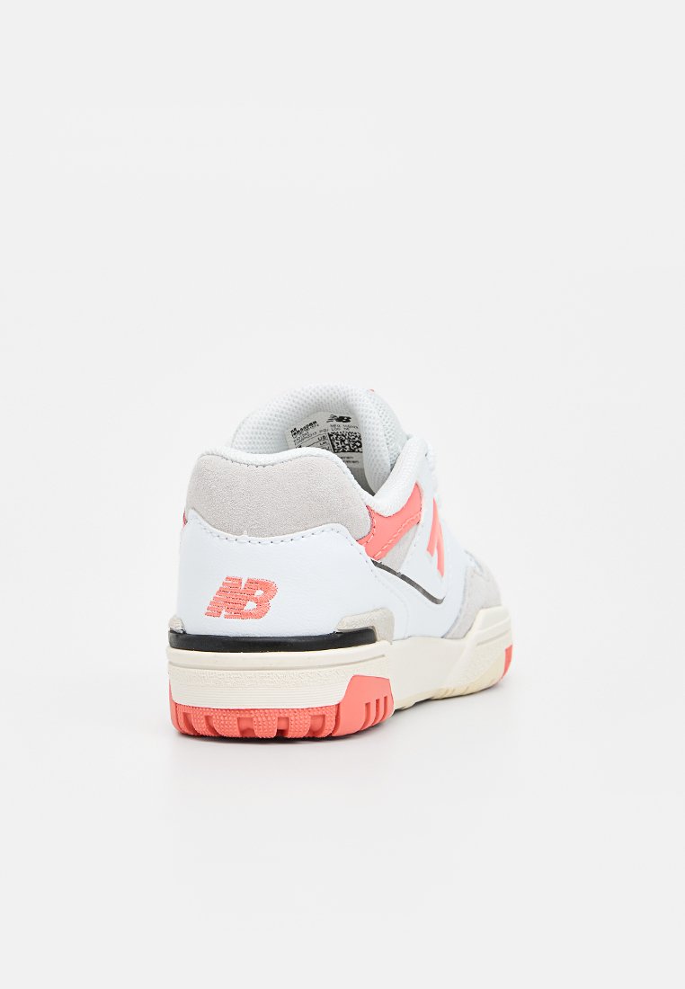 Baskets blanches et grises avec des accents corail, dotées d'une tige en cuir et en mesh, d'une semelle texturée et d'un logo de marque au niveau du talon.