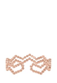 Anello ondulato in oro rosa con finitura texturizzata, caratterizzato da elementi alternativi lisci e a perline, creando un design dinamico e accattivante.