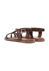 Sandalias de cuero marrón con múltiples correas anchas, suela plana y un hebilla lateral para ajuste. Plantilla texturizada para mayor comodidad.