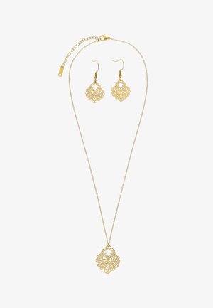 Goudkleurige ketting en bijpassende oorbellen met een verfijnd filigranen bloemenpatroon aan een fijne ketting en vishaak-oorhaken.