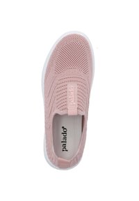 Scarpa slip-on rosa chiaro realizzata in materiale mesh. Presenta una superficie testurizzata, una suola bianca e un piccolo tag con il logo "palado".