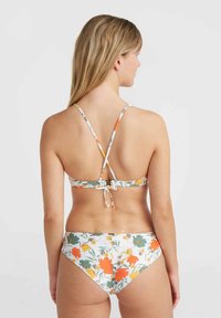 Bikini floreale bianco con stampa arancione, gialla e verde; spalline regolabili; chiusura con lacci sul retro; tessuto liscio con un design aderente.
