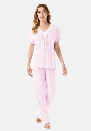 Conjunto de ropa de casa rosa que incluye una camiseta de manga corta con cuello en V, plisados y pantalones holgados a juego. Fabricado con una tela suave, lisa y con un ligero brillo.