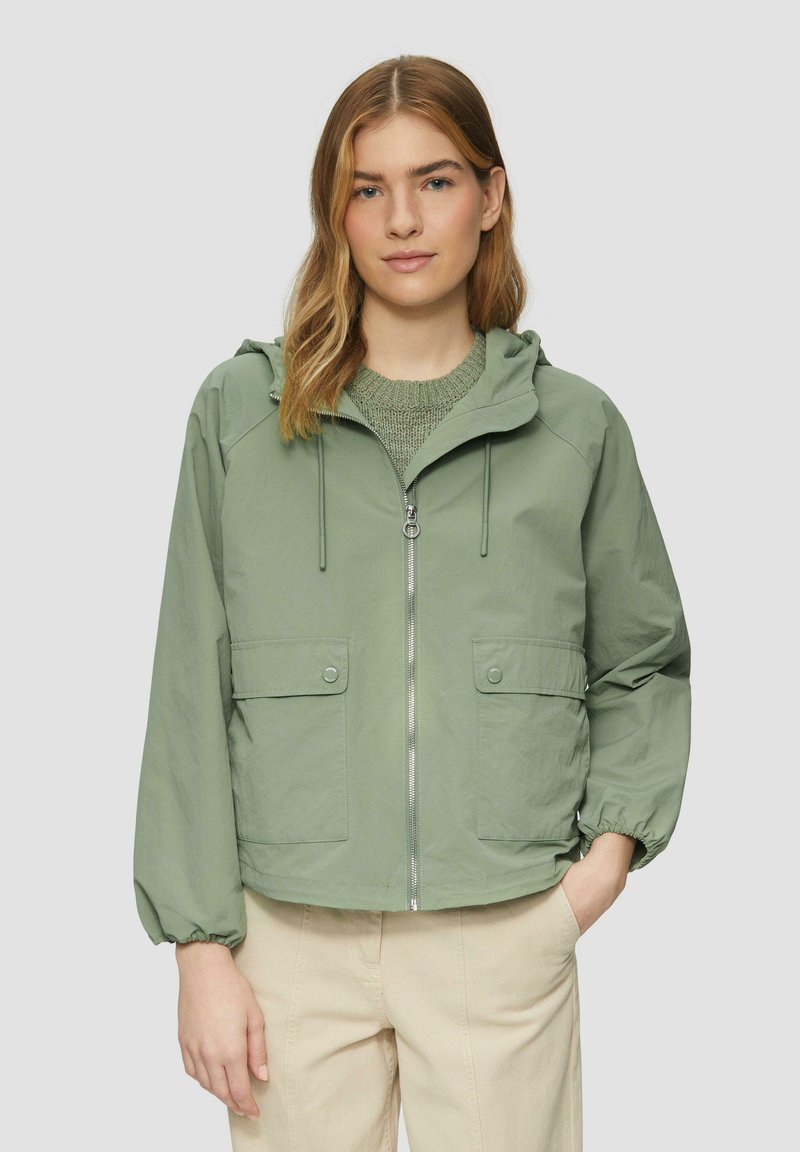 Veste à capuche vert clair avec une fermeture éclair à l'avant, deux poches boutonnées et des poignets élastiques. Texture lisse et design décontracté.