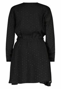 Černé šaty s dlouhými rukávy, elastickým pasem, texturovanou tkaninou a malými tečkovanými vzory po celém povrchu. Délka do poloviny stehna s uvolněným střihem.
