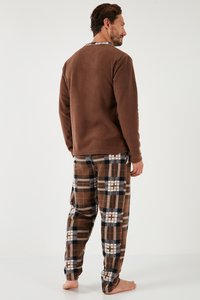 Brun fleece langærmet top med et mønstret halsudskæring, parret med brune ternede pyjamasbukser med hvide og marineblå accenter.