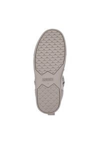 Sole di scarpa in gomma grigia con battistrada a onde. Presenta una superficie testurizzata e un marchio sul tallone. Taglia indicata come 38.