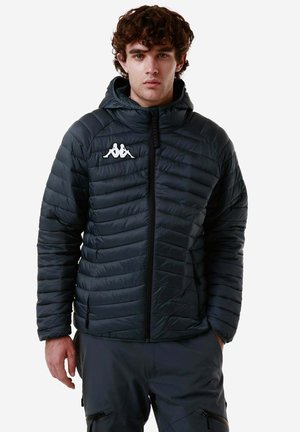 Giacca nera imbottita con cappuccio e zip frontale, caratterizzata da una texture trapuntata e un logo bianco sul lato sinistro del petto.
