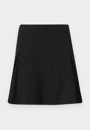 Μαύρη φούστα σε γραμμή Α με ελαφριές πιέτες στα πλάγια, επίπεδη μέση και ομαλή υφή υφάσματος.