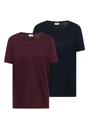 To ensfarvede korteærmede t-shirts med rund hals, den ene mørkerød foran og den anden mørkeblå bagpå, med synlige mærkeetiketter ved kraven.