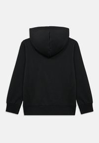 Hanorac negru cu glugă și textură netedă, având o glugă rotunjită, mâneci lungi și manșete și tiv striate. Vedere din spate.