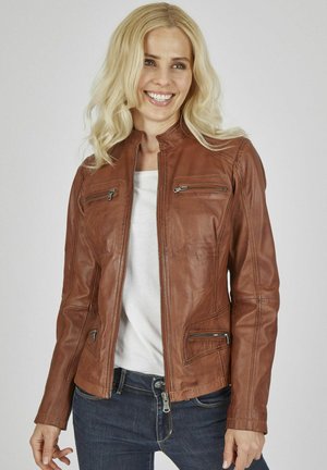 Braune Lederjacke mit Reißverschluss, Stehkragen und Fronttaschen. Hat ein tailliertes Design und eine glatte Textur.