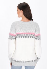 Grauer und weißer Strickpullover mit einem pink- und grau-musterierten Bund, Rundhalsausschnitt und lockerer Passform. Er hat lange Ärmel und gerippte Bündchen.