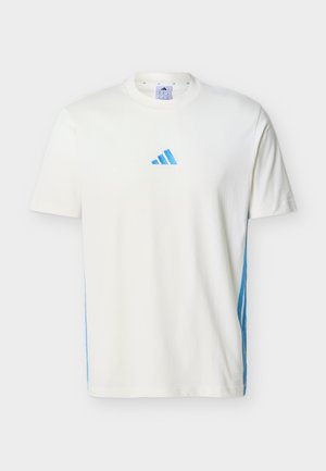 Maglietta bianca a maniche corte con collo rotondo, piccolo logo Adidas blu centrato sul petto e tre strisce blu che corrono lungo i lati.