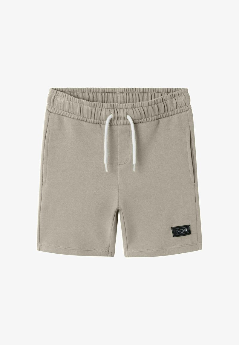 Grå bomullsshorts med elastisk midje, hvit snor, sidelommer og en svart labeldetalj på nederste venstre side.