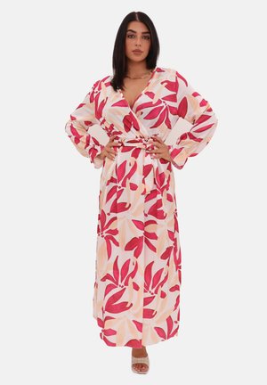 Robe longue à fleurs avec des motifs de feuilles roses et pêches sur un fond clair. Dispose de longues manches et d'une ceinture à la taille pour un ajustement réglable.