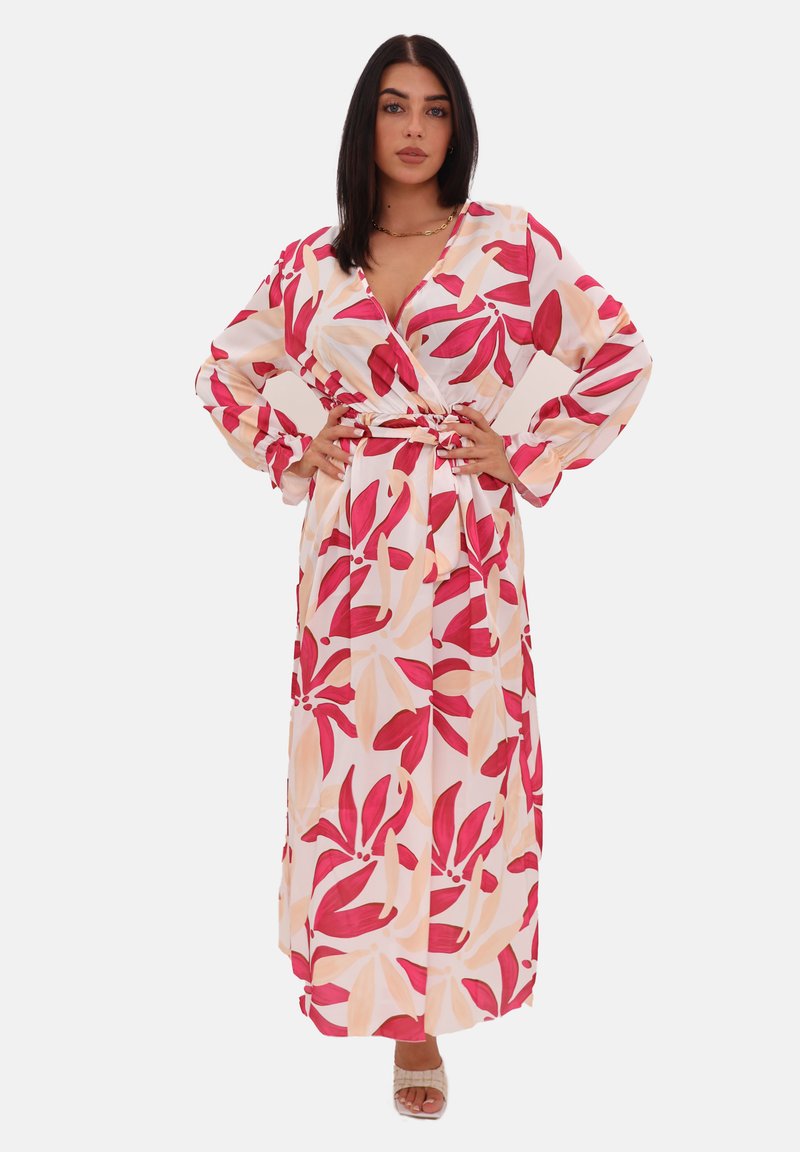 Robe longue à fleurs avec des motifs de feuilles roses et pêches sur un fond clair. Dispose de longues manches et d'une ceinture à la taille pour un ajustement réglable.