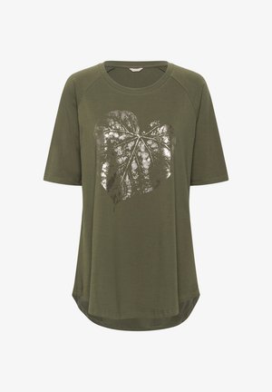 Maslinasto zelena majica s kratkim raglan rukavima, s metalik srebrnim printom lista sprijeda i zaobljenim rubom.