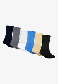 Calcetines de algodón con canalé en una variedad de colores: azul marino, gris, blanco, azul claro, beige y negro. Fabricados con material suave y elástico.