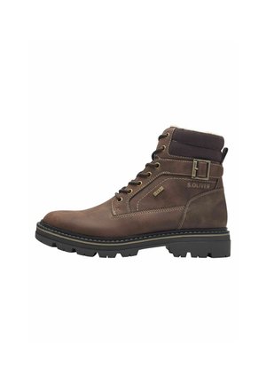Bottines en cuir marron avec une finition texturée, col rembourré, accent de boucle en métal et semelle noire robuste. Conçues pour la durabilité et le soutien.