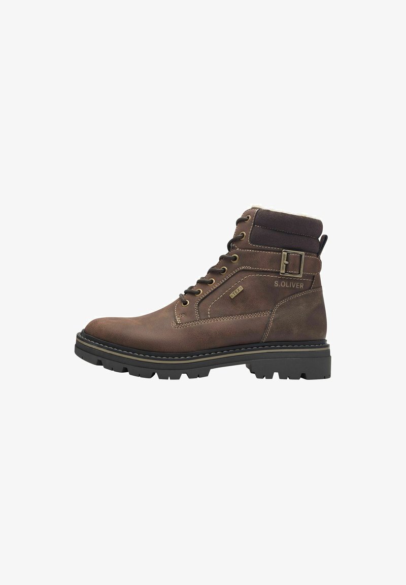 Botină din piele maro, cu finisaj texturat, guler tapițat, detaliu cu cataramă metalică și talpă rugged neagră. Proiectată pentru durabilitate și suport.