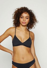 Zwart bikini-set met een driehoekig cupontwerp, dunne verstelbare bandjes en een soepele textuur. De onderkant heeft een lage taille.
