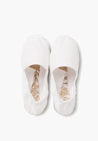 Espadrillas in tela bianca con suole in juta intrecciata, caratterizzate da punta chiusa e ritagli elasticizzati ai lati per un design slip-on.