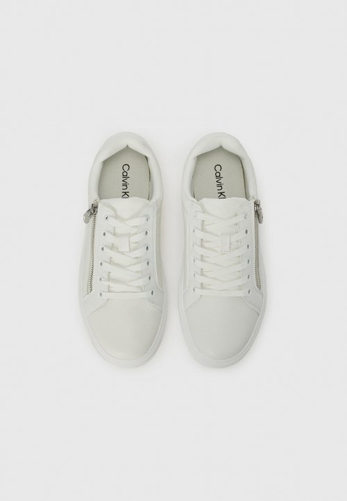 Witte sneakers met een soepel leren bovenwerk, vetersluiting en een zijrits. Beschikt over een minimalistisch silhouet en geaccentueerde texturen.