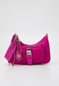 Borsa a spalla in nylon rosa con forma curvata, tasca frontale con zip, accessori in argento e tracolla regolabile. Presenta un'etichetta con le iniziali "SM."