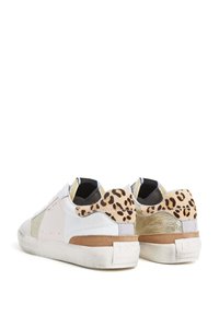 Baldie ādas sporta apavi ar leoparda raksta akcentiem, teksturētu aizmuguri un bēšiem akcentiem. Plakani gumijas zoles ar nedaudz nēsātu izskatu.