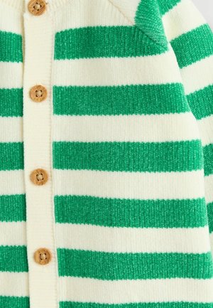Cárdigan de rayas verdes y blancas con tejido texturizado, botones de madera y escote redondeado. Las rayas están uniformemente espaciadas.