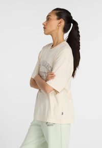 New Balance GRAPHIC OVERSIZED - T-shirts med print - linen