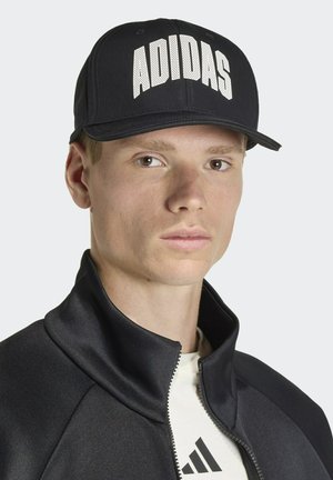 Gorra negra de Adidas con un gran logo blanco en la parte frontal, diseñada con una forma estructurada y un tejido texturizado.