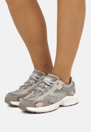 Baskets basses - gris claro