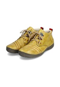 Chaussures en cuir jaune avec des coutures et des accents rouges, à lacets, à bout arrondi et semelle en caoutchouc texturé pour une meilleure adhérence.
