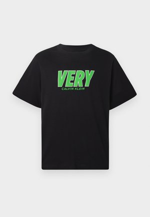 Camiseta negra de manga corta con el texto en verde negrita "MUY" y el logotipo más pequeño de "CALVIN KLEIN" impreso debajo en el centro del frente.