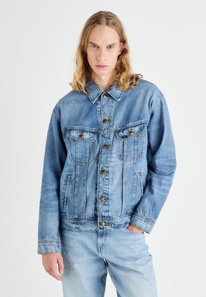 Denimjakke i lys blå, med krave, knaplukning, to brystlommer og synlige syninger.