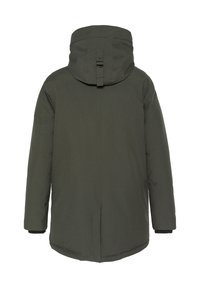 Dunkelgrüne isolierte Jacke mit Kapuze, ausgestattet mit einem sicheren Halsriemen, langen Ärmeln und Seitentaschen, glatter Textur und knielangem Design.