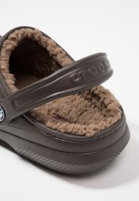 Crocs CLASSIC LINED - Tamancos - espresso/walnut