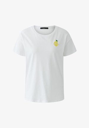 Weißes T-Shirt mit kurzen Ärmeln und rundem Ausschnitt, mit kleinem besticktem gelben Zitrone-Motiv und dem Wort "invite" auf der linken Brust.